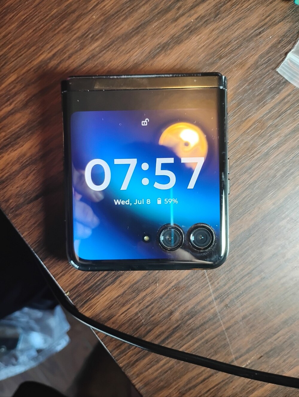 Motorola Razr+ 2023 256GB Unlocked - Fully Functional, Small Screen Dot